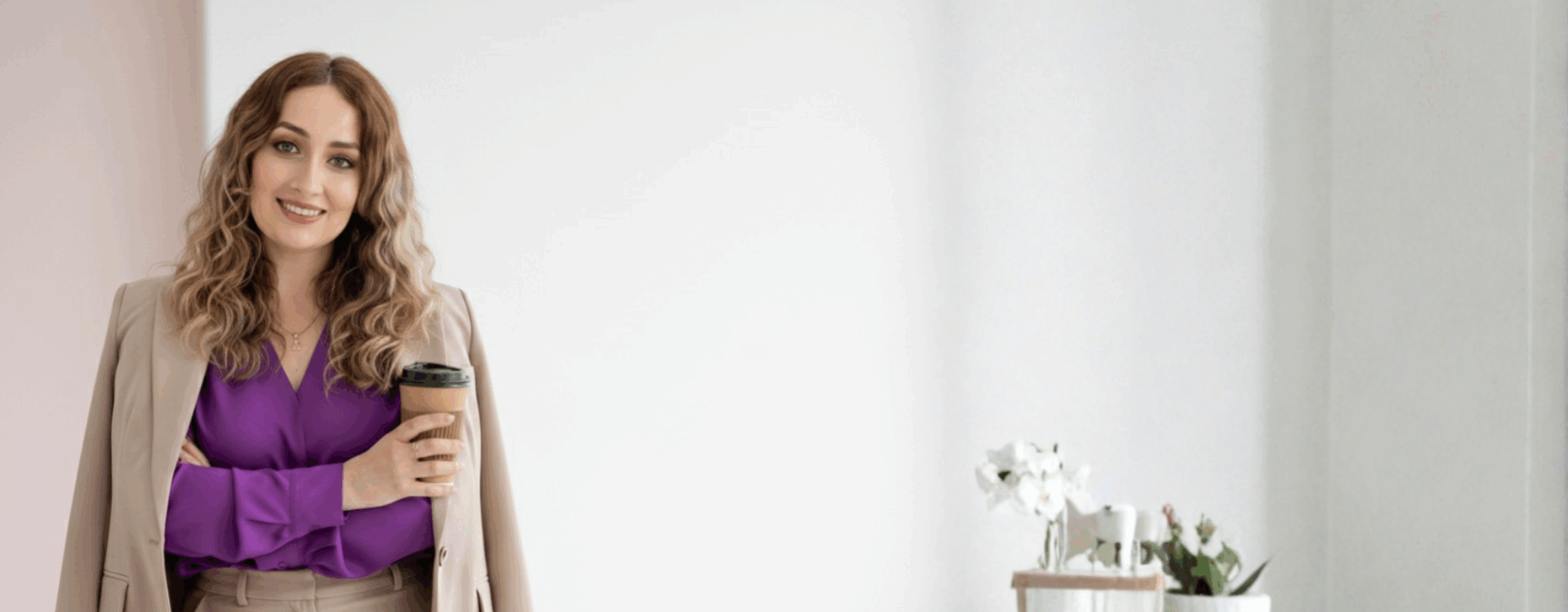 Adriana Rosas, creadora de contenido y mentora de marketing digital, sonriendo frente a cámara en un fondo aesthetic rosa y lila. Representa su servicio de asesorías personalizadas y estrategias de contenido para marcas personales.